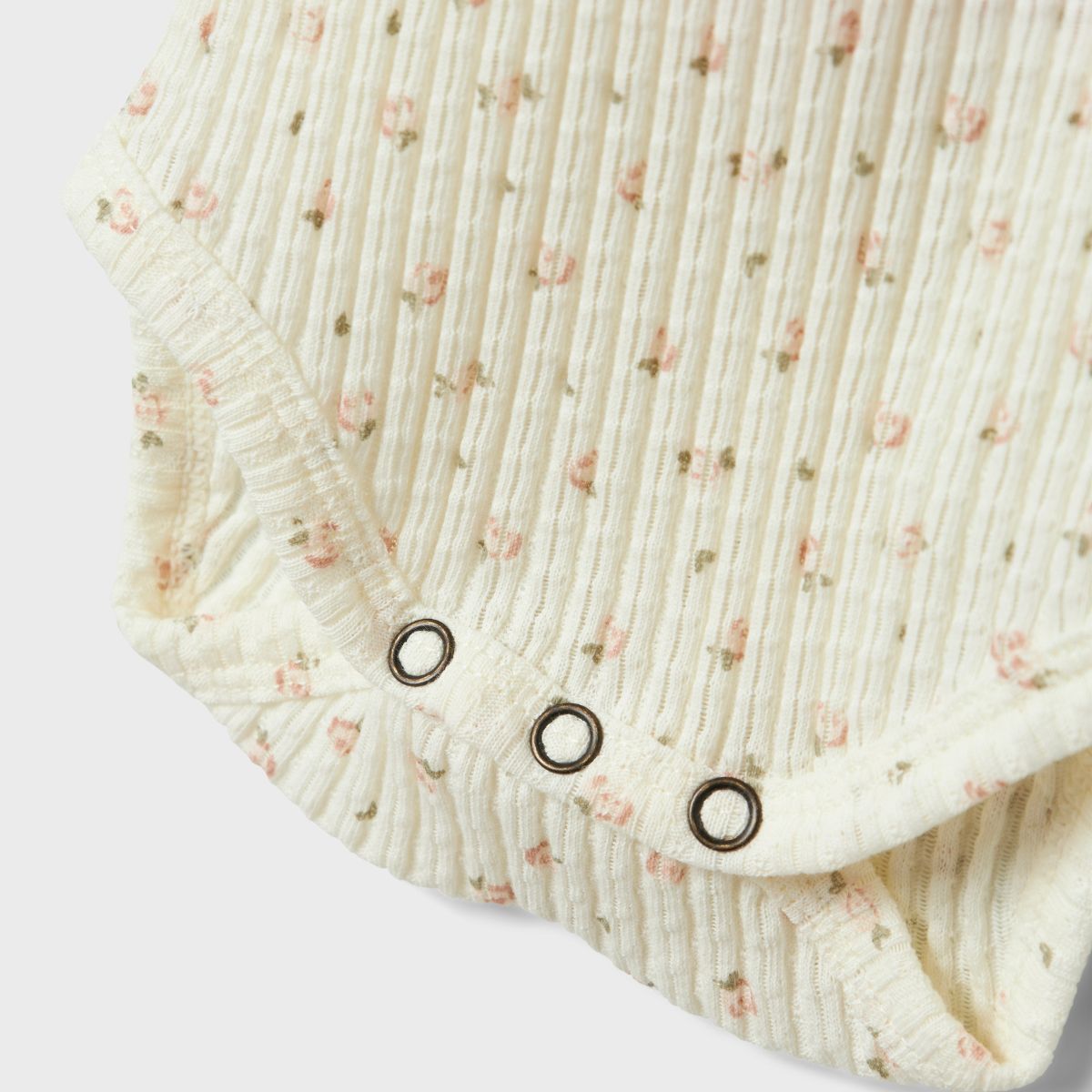 Wat een lief rompertje! Het Lil' Atelier baby hulla hua slim rompertje met lange mouwen in coconut milk is perfect voor het samenstellen van een stijlvolle en comfortabele outfit voor jouw kleintje. VanZus