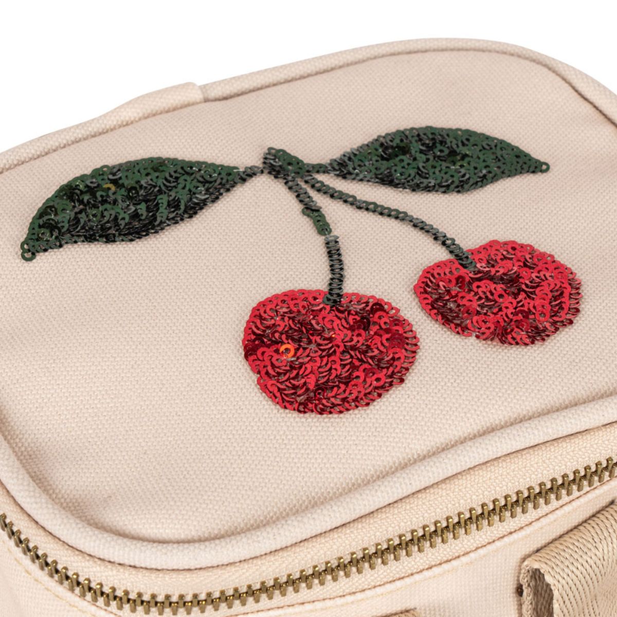 De Konges Slojd mini thermo koeltas in de variant cherry is perfect voor het bewaren van de lunch of andere snacks van je kleintje. Deze handige lunchtas is gemaakt van 100% polyester en heeft een isolerende werking. VanZus