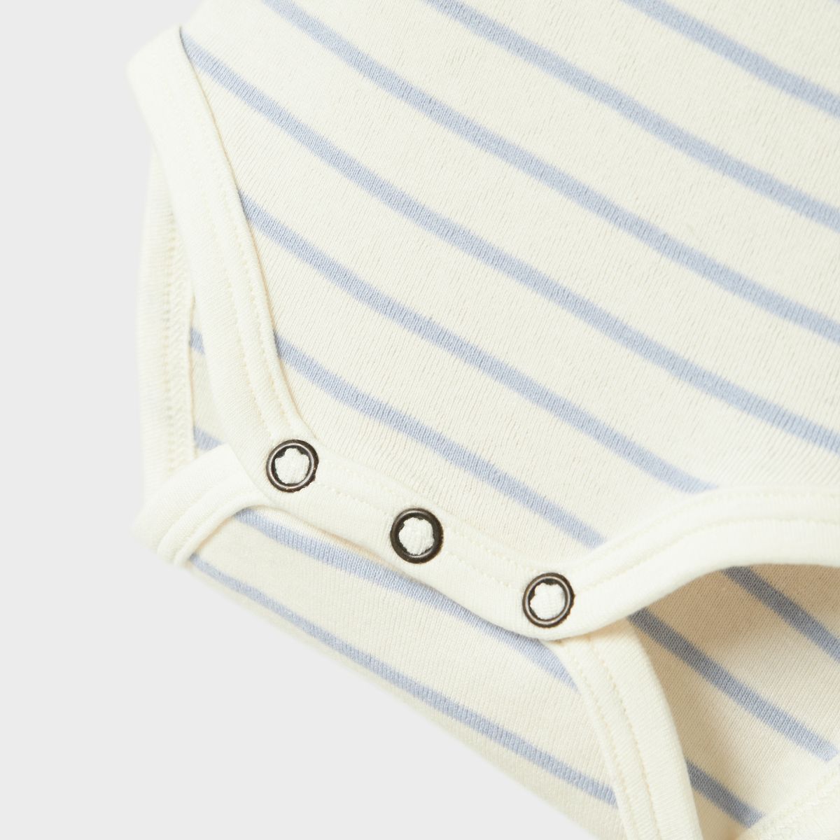 Wat een lief rompertje! Het Lil' Atelier geo anm lange mouwen rompertje in zen blue is perfect voor het samenstellen van een stijlvolle en comfortabele outfit voor jouw kleintje. VanZus