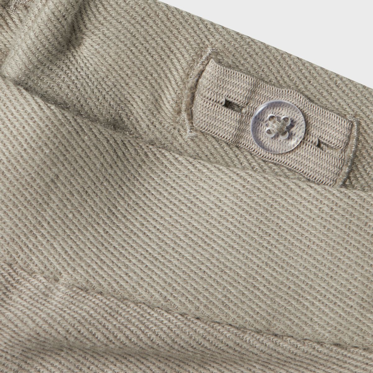 Deze schattige kaleo broek in de kleur mourning dove van het merk Lil' Atelier is een must-have voor elke kindergarderobe tijdens de warmere maanden. VanZus