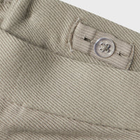 Deze schattige kaleo broek in de kleur mourning dove van het merk Lil' Atelier is een must-have voor elke kindergarderobe tijdens de warmere maanden. VanZus