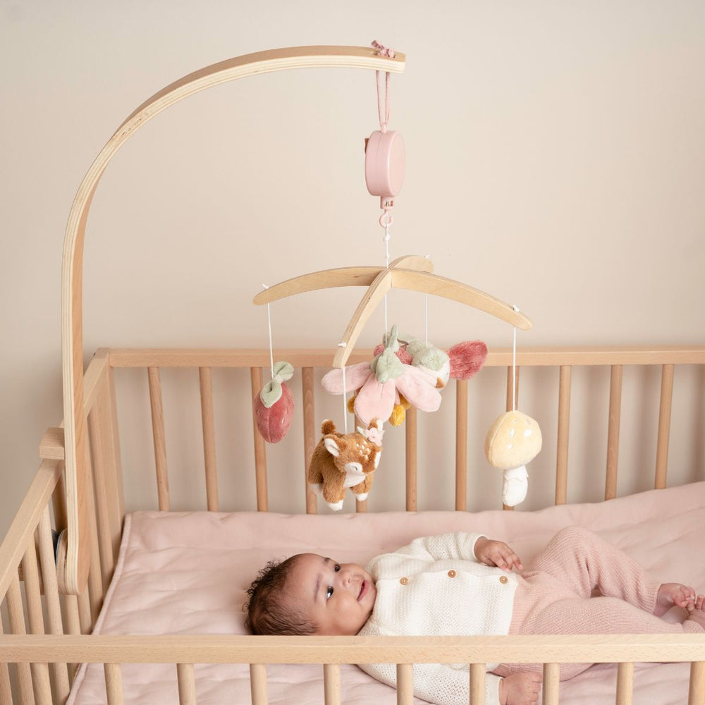 De houten muziekmobiel uit de fairy garden-collectie van Little Dutch voegt magie en rust toe aan de kinderkamer. Met schattige elementen en een rustgevend deuntje is het perfect voor een kalme slaapomgeving. VanZus