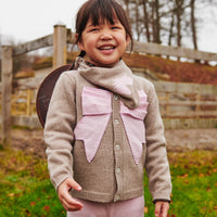 Het Copenhagen Colors cashmere vestje poplin bow sand/lavender is een comfortabel vestje met een verfijnde uitstraling. De beige kleur en de lavendelkleurige strik maken het ontwerp bijzonder. VanZus