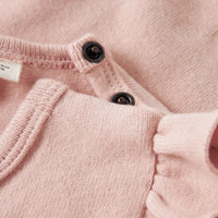 Een lekker zittend én leuk uitziend shirt is altijd fijn om in huis te hebben! Dat geldt zeker voor dit baby thora slim shirt in de kleur cameo rose van het vrolijke merk Lil' Atelier. VanZus
