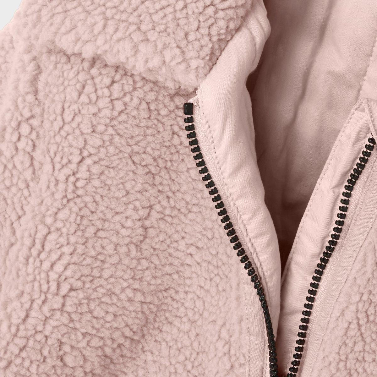 Hoe schattig is de nalo long sherpa jas in de kleur misty rose van het Nederlandse merk Lil' Atelier? De lange teddy jas is te dragen in alle seizoenen, als tussenjas, winterjas of zomerjasje. VanZus