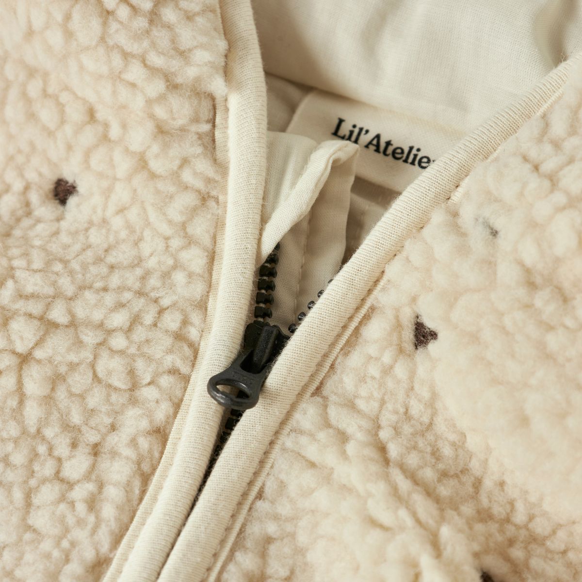 Hoe schattig is de nalo baby jas in de kleur turtledove hearts van het Nederlandse merk Lil' Atelier? Het jasje is te dragen in alle seizoenen, als tussenjas, vestje of zomerjasje. En door de print met hartjes is de jas echt een blikvanger. VanZus