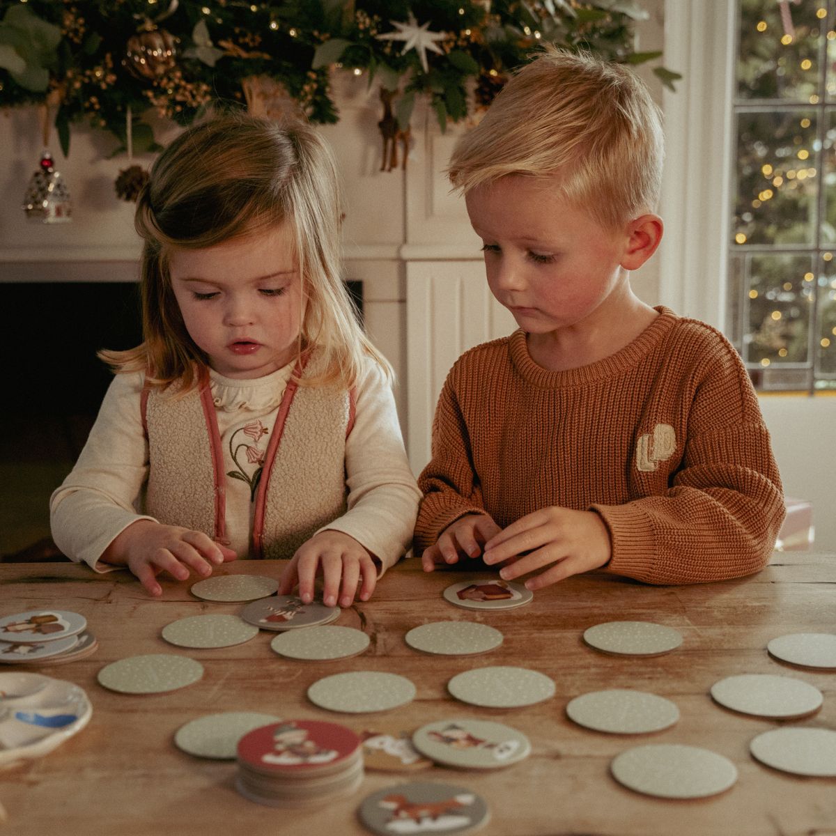 Het perfecte spelletje voor de kerstdagen is deze houten kerst memory van Little Dutch. De rondje schijfjes hebben verschillende winterse illustraties, match jij ze allemaal? VanZus