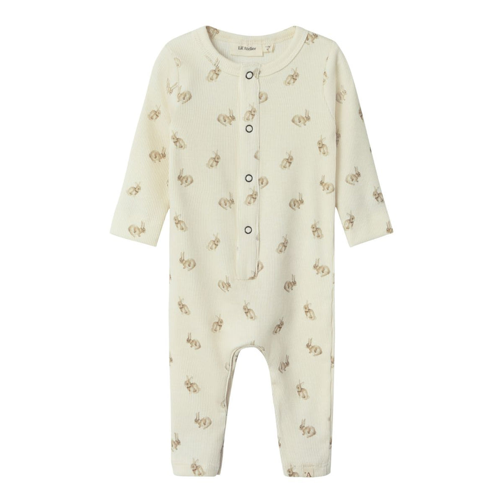 Hoe enorm schattig is deze lavo emo longsleeve slim onesie in de kleur turtledove rabbit van het lieve merk Lil' Atelier?! Dit schattige rompertje is heerlijk comfortabel voor je kleintje en wil je het liefst elke dag aandoen bij je kleintje, zo leuk is hij! VanZus