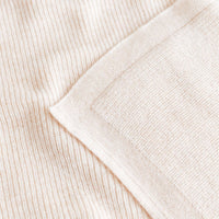 Deken felix van Hvid, in cream, biedt warmte en comfort voor je baby met zacht merino lamswol. Ribgebreid, zacht en warm. Een stijlvolle deken. In diverse kleuren. VanZus