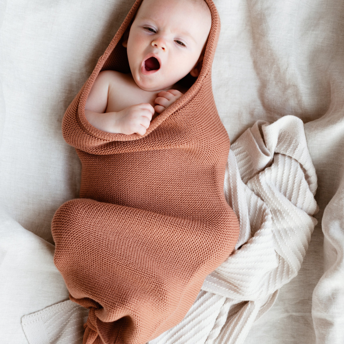 Pak je kindje heerlijk warm in met cocoon in brick van Hvid. Een gebreid slaapzakje, in lengte aan te passen, met een mutsje. Voor een stijlvolle look en geborgen gevoel. In verschillende kleuren. VanZus