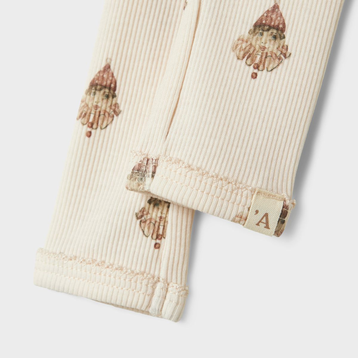 De Lil' Atelier baby lavo eki slim legging in de kleur pastel parchment is een veelzijdig en trendy kledingstuk voor je kindje. VanZus