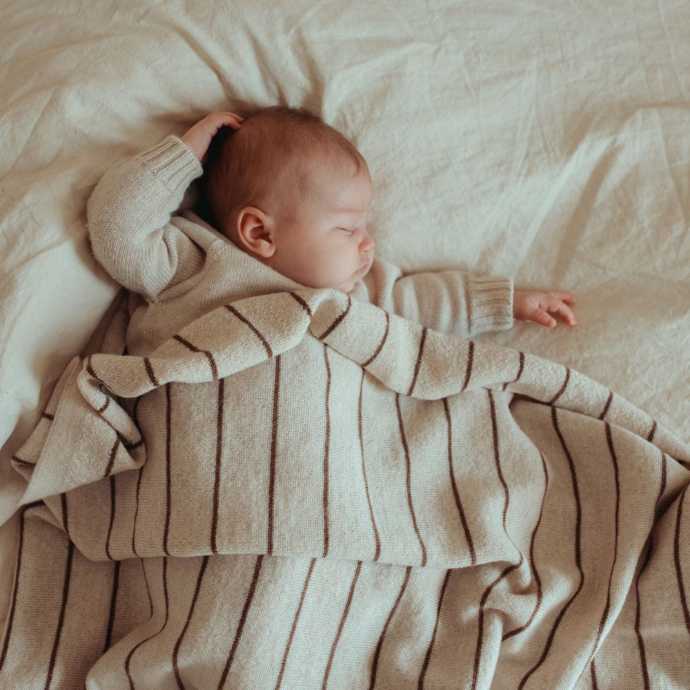 Deken harry van Hvid, in cream/mocha, biedt warmte en comfort voor je baby met zacht merino lamswol dat niet jeukt en antibacterieel is, ideaal voor gevoelige huid. In diverse kleuren. VanZus