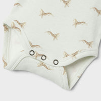 Het Lil' Atelier baby gavo slim rompertje in murmur whale is de ideale keuze voor stijlvolle en comfortabele outfits voor je kleintje. VanZus