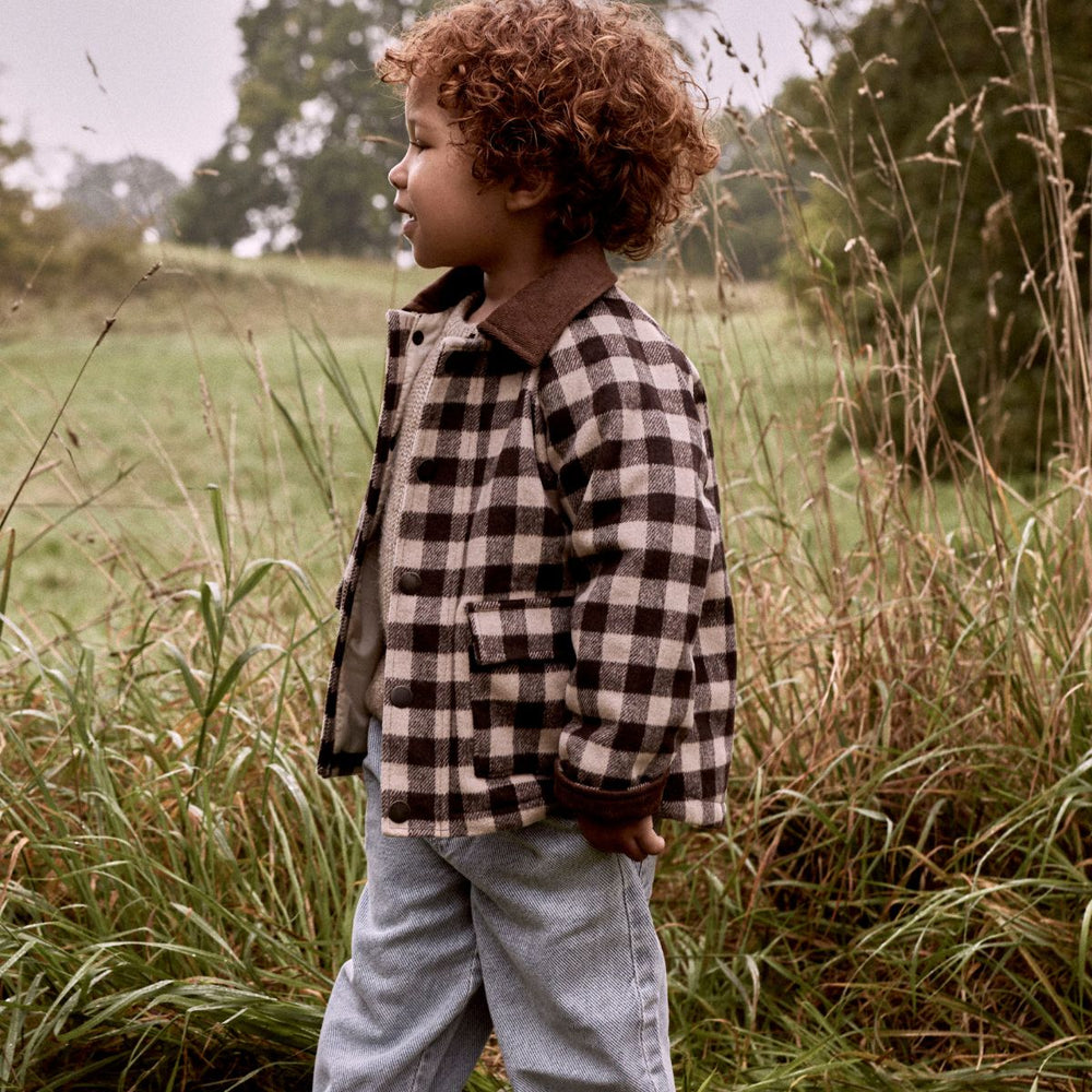 De nima jas in turtledove van het merk Lil' Atelier is de ideale keuze voor stijl en functionaliteit in de lente en zomer. Deze coat is ontworpen met een mooie geblokte print in bruin en beige en heeft een net model. VanZus