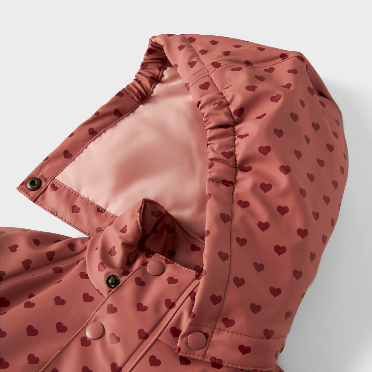 Je kleintje blijft lekker warm en droog met het dry10 set in de kleur withered rose van het merk Lil' Atelier. Dit functionele en duurzame regenpak is wind- en waterdicht, ideaal voor regenachtige dagen. VanZus