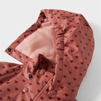 Je kleintje blijft lekker warm en droog met het dry10 set in de kleur withered rose van het merk Lil' Atelier. Dit functionele en duurzame regenpak is wind- en waterdicht, ideaal voor regenachtige dagen. VanZus