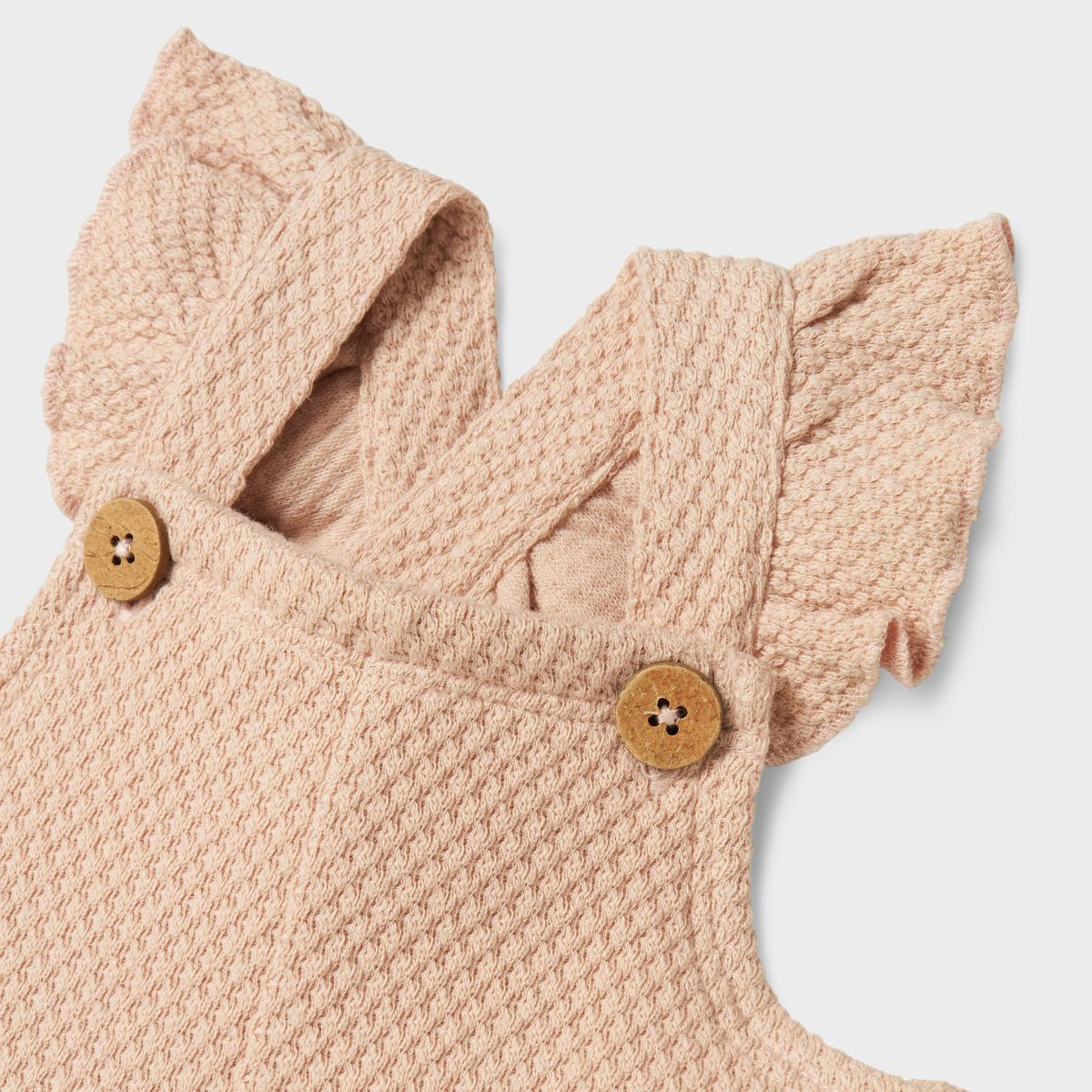Een warme, comfortabele en schattige look? Dat krijgt je kindje zeker met deze leuke baby noella sweat overall in de kleur cameo rose van het merk Lil' Atelier. De overall heeft een subtiele textuur dankzij de jacquard stof. VanZus