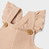 Een warme, comfortabele en schattige look? Dat krijgt je kindje zeker met deze leuke baby noella sweat overall in de kleur cameo rose van het merk Lil' Atelier. De overall heeft een subtiele textuur dankzij de jacquard stof. VanZus