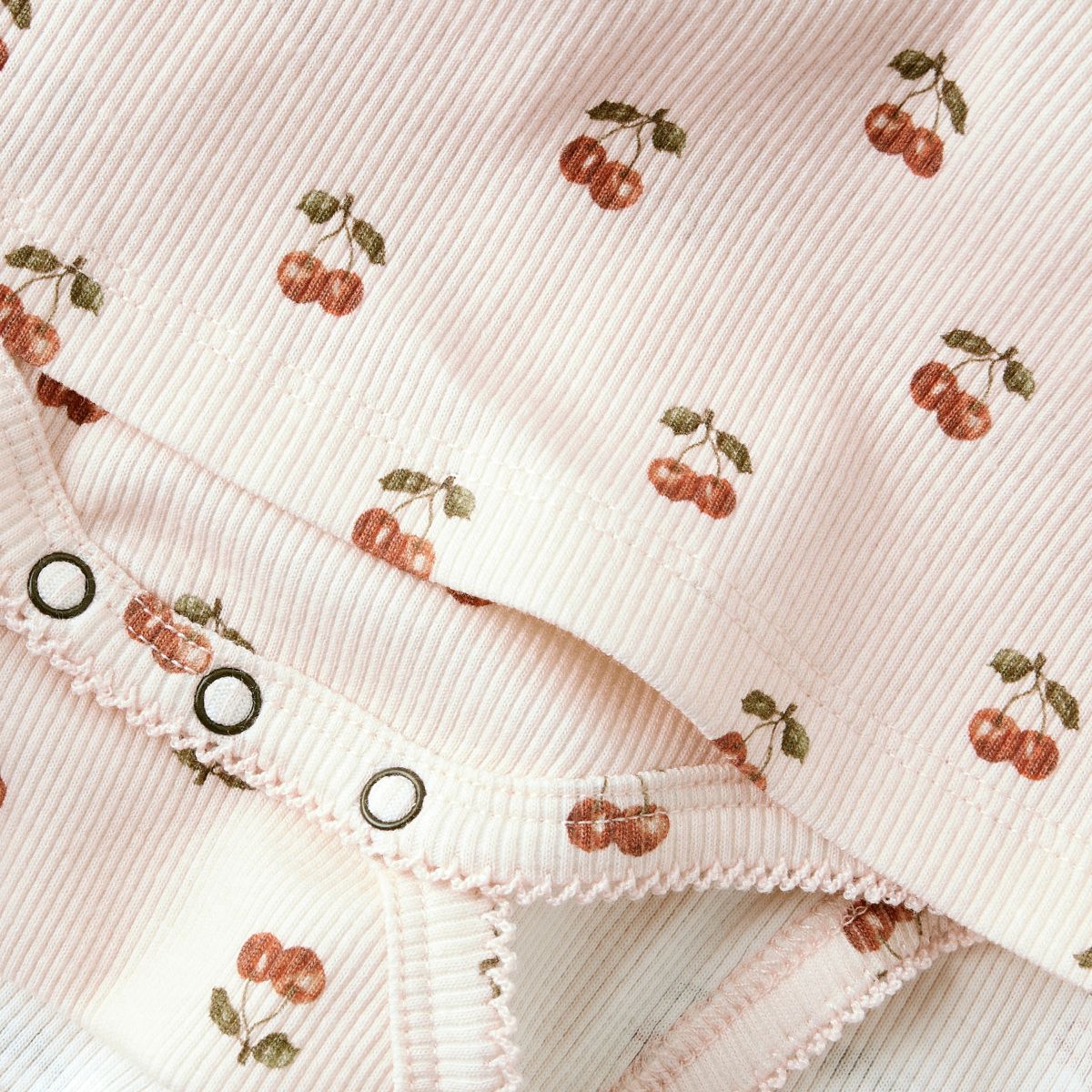 De Lil' Atelier lavo ena romperjurk in silver peony cherry is een prachtige jurk die de garderobe van je kind een stijlvolle upgrade geeft. VanZus