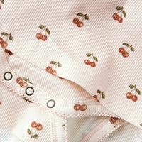 De Lil' Atelier lavo ena romperjurk in silver peony cherry is een prachtige jurk die de garderobe van je kind een stijlvolle upgrade geeft. VanZus