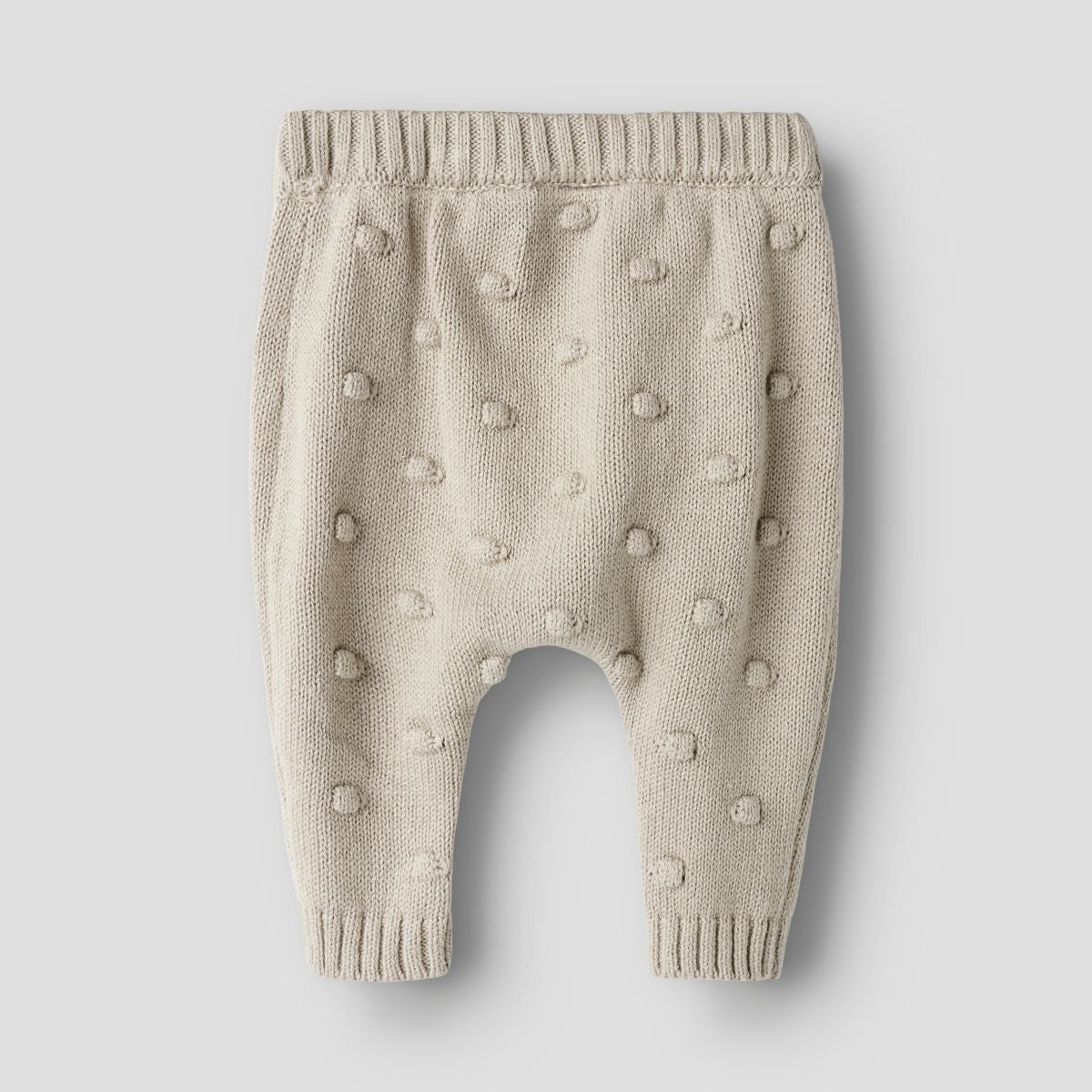 Je kindje zal zich heerlijk voelen in dit baby gable knit broek in de kleur oxford tan van het merk Lil' Atelier. De broek is gemaakt van een heerlijk zachte stof en heeft een lieve print van polkadots. VanZus