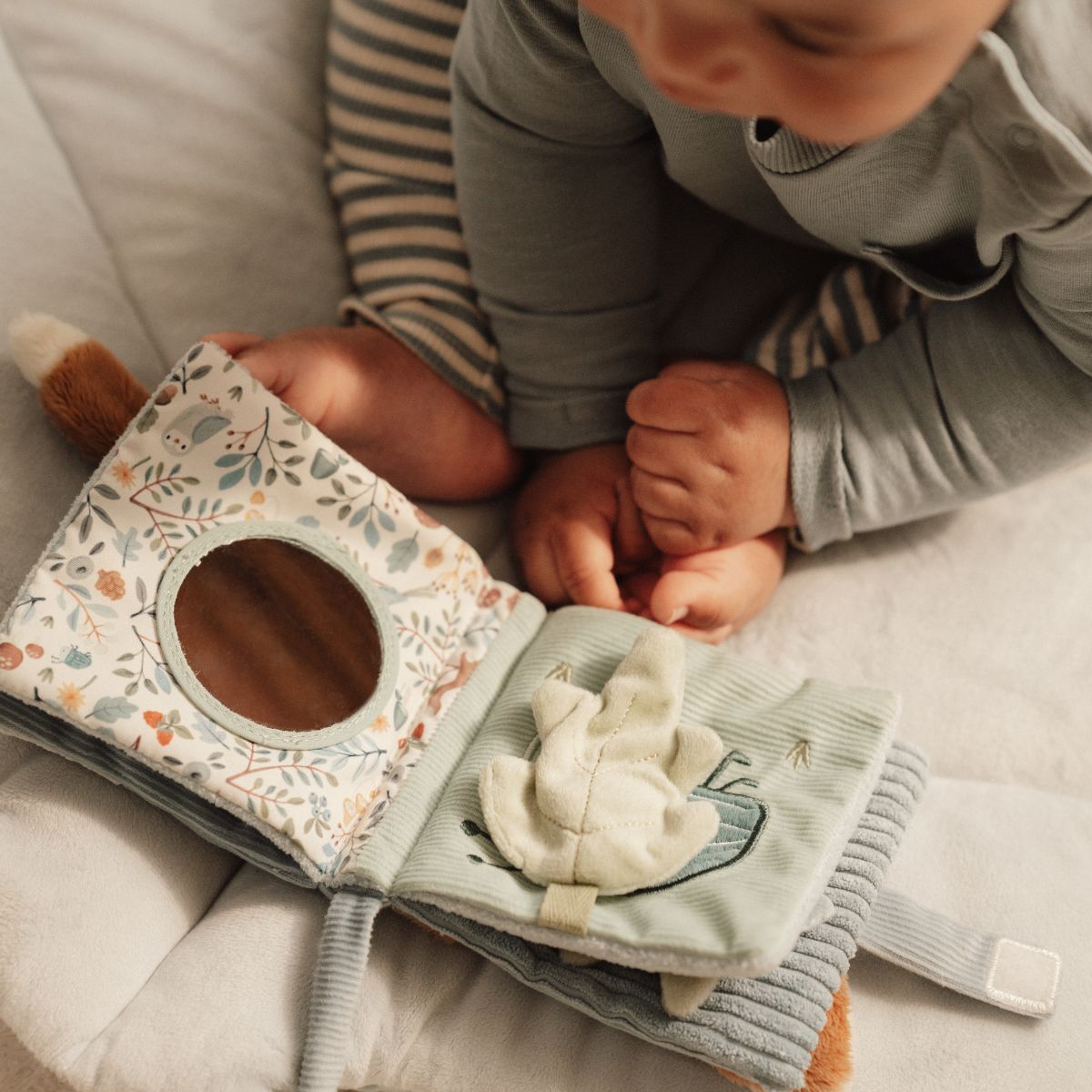 Het buggyboekje uit de forest friends-collectie van Little Dutch is een interactief speeltje vol kleuren en texturen. Ideaal voor in de kinderwagen, stimuleert het de zintuigen van je kleintje. Perfect cadeau! VanZus