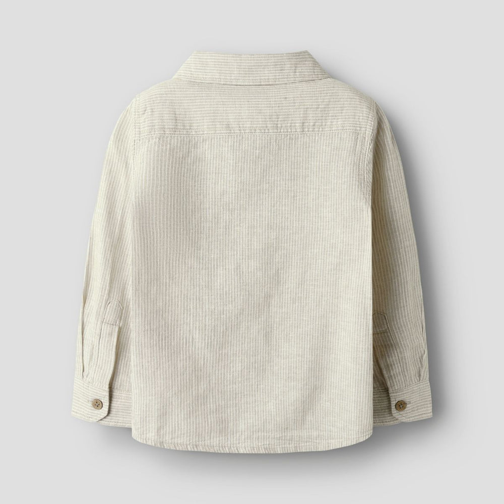 Lil' Atelier jesper overhemd in Irish cream, gemaakt van 55% linnen en 45% biologisch katoen. Loose fit shirt met Opa hals en korte mouwen, perfect voor casual en formele gelegenheden. VanZus