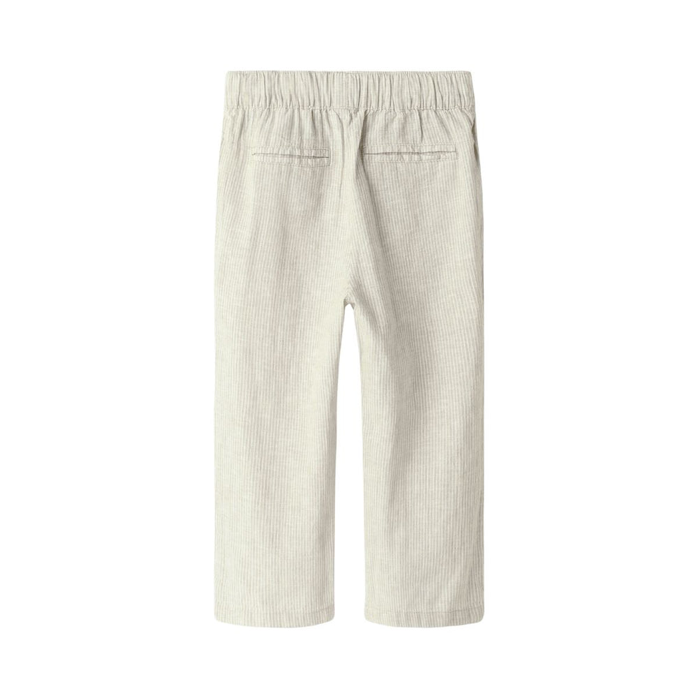 Lil' Atelier jesper broek in Irish cream, gemaakt van 55% linnen en 45% biologisch katoen. Regular fit met elastische taille en praktische zijzakken. Perfect voor elke gelegenheid. VanZus