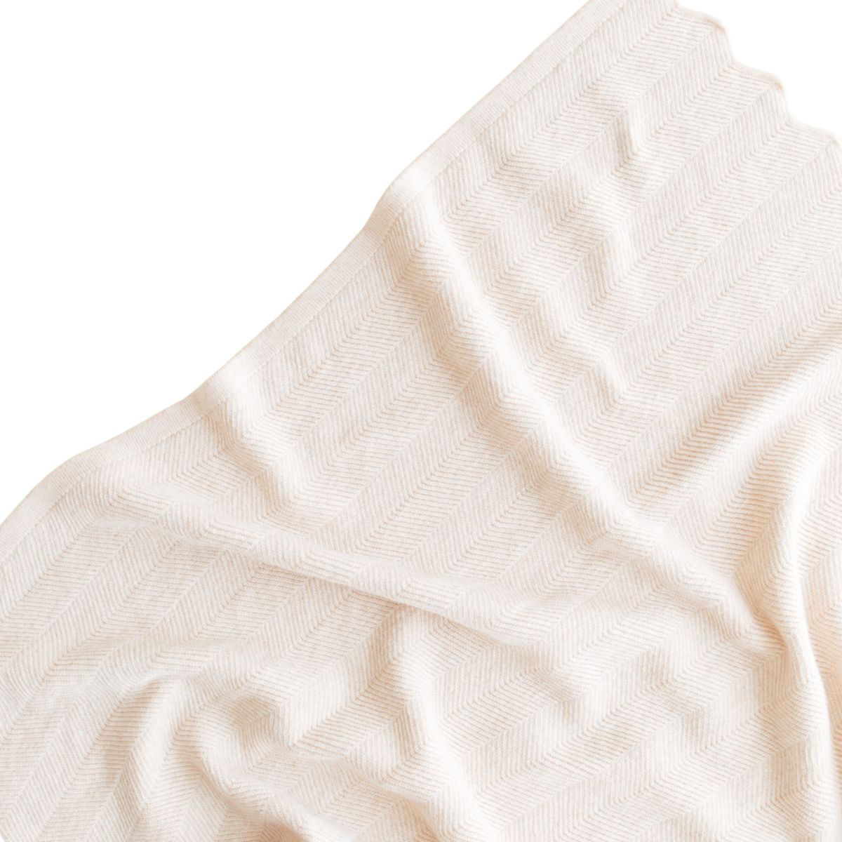 Deken freddie van Hvid, in cream, biedt warmte en comfort voor je baby met zacht merino lamswol. Ribgebreid, zacht, zwaar en warm. Met mooi stijlvol patroon. In diverse kleuren. VanZus