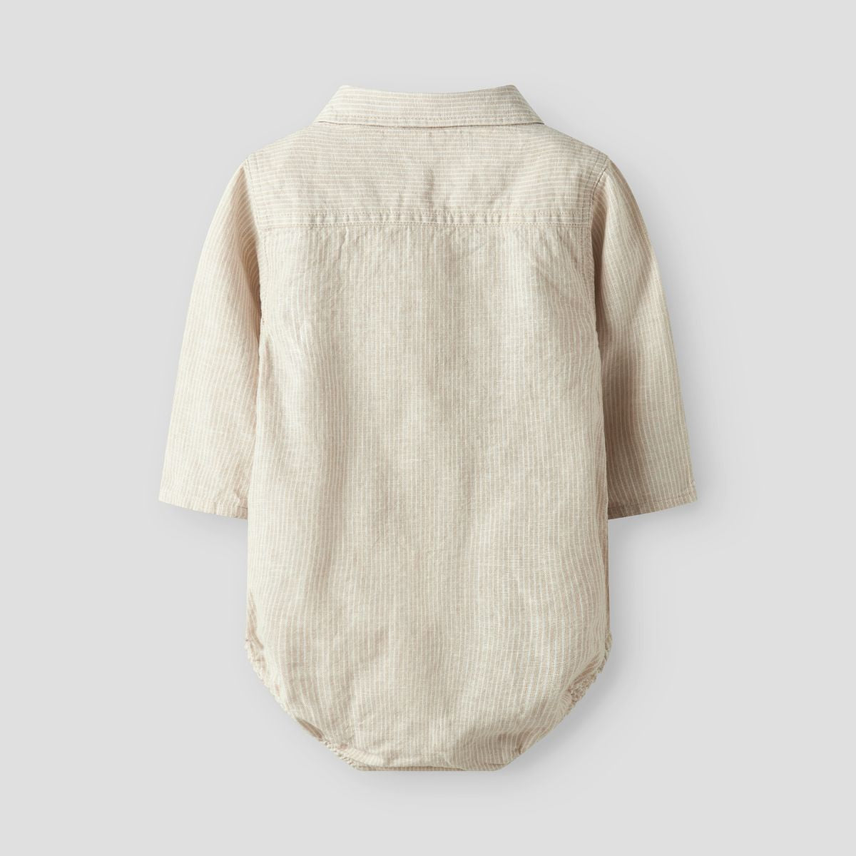 Het Lil' Atelier baby jesper rompertje in Irish cream is gemaakt van linnen en biologisch katoen. Een stijlvol overhemd met lange mouwen en knoopsluiting, perfect voor feestelijke gelegenheden. VanZus
