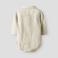 Het Lil' Atelier baby jesper rompertje in Irish cream is gemaakt van linnen en biologisch katoen. Een stijlvol overhemd met lange mouwen en knoopsluiting, perfect voor feestelijke gelegenheden. VanZus