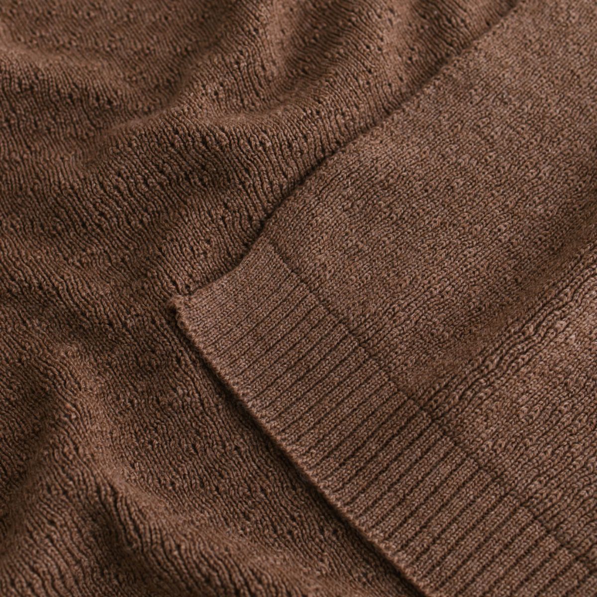 Deken dora van Hvid, in mocha, biedt warmte en comfort voor je baby met zacht merino lamswol. Ribgebreid, zacht en warm. Een stijlvolle deken. In diverse kleuren. VanZus