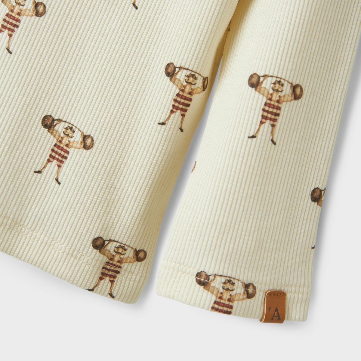 Het Lil' Atelier lavo enk slim shirt in de kleur turtledove strong man is een must-have voor de garderobe van je kind. VanZus