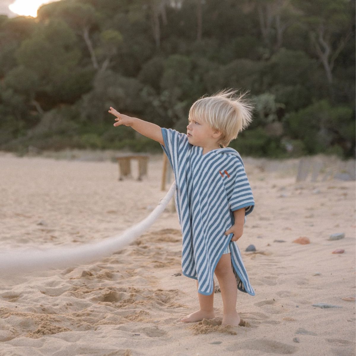 Lekker opdrogen en opwarmen doet je kleintje met deze badponcho in de variant ocean sea life ocean blue van het merk Little Dutch. Deze schattige badponcho is heerlijk zacht en ziet er ook nog eens heel schattig uit! VanZus