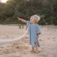 Lekker opdrogen en opwarmen doet je kleintje met deze badponcho in de variant ocean sea life ocean blue van het merk Little Dutch. Deze schattige badponcho is heerlijk zacht en ziet er ook nog eens heel schattig uit! VanZus