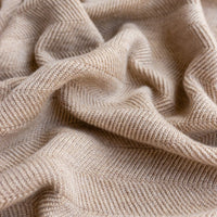 Deken freddie van Hvid, in sand, biedt warmte en comfort voor je baby met zacht merino lamswol. Ribgebreid, zacht, zwaar en warm. Met mooi stijlvol patroon. In diverse kleuren. VanZus