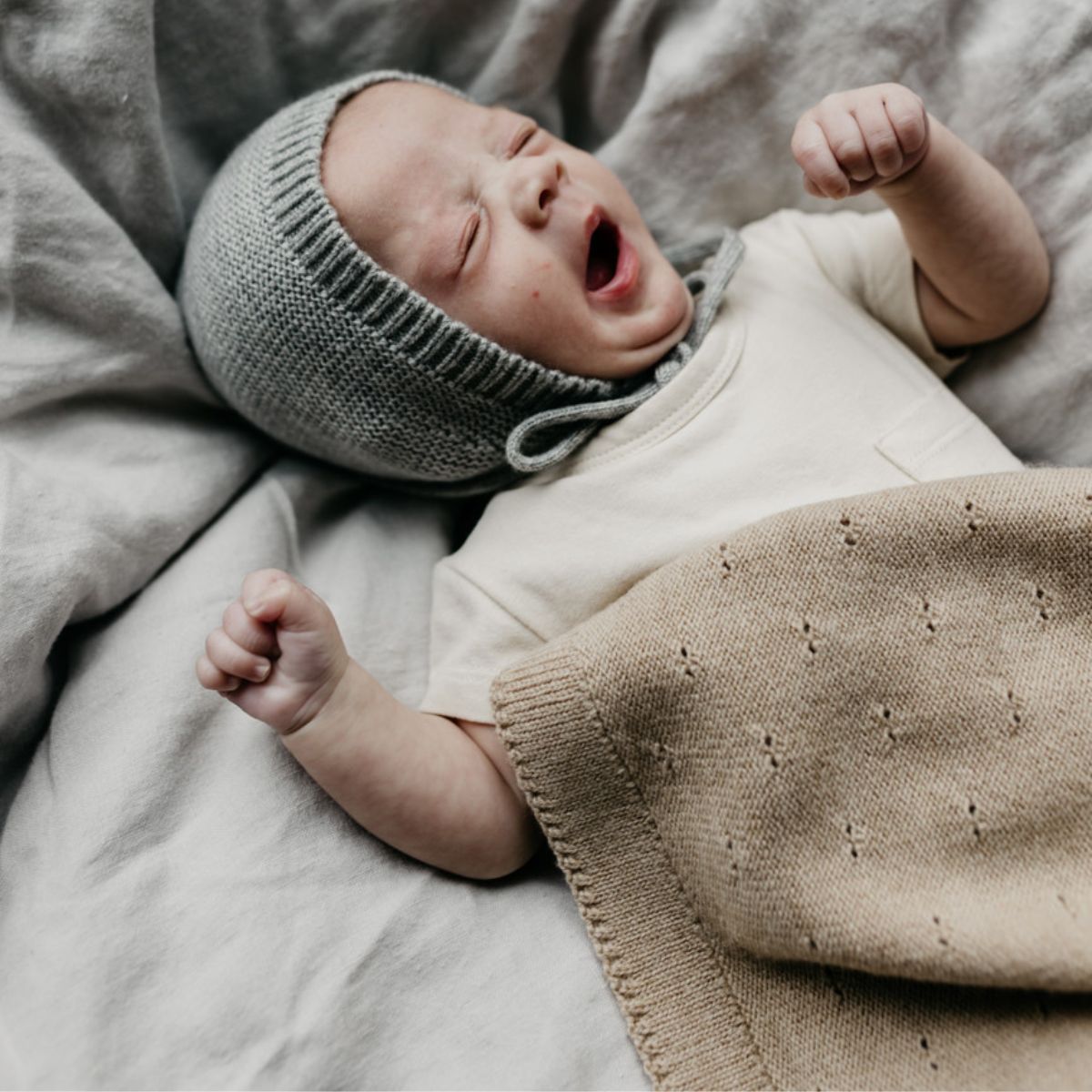 Deken bibi van Hvid, in sand, biedt warmte en comfort voor je baby met zacht merino lamswol. Ribgebreid, zacht en warm. Een klassieke ajourdeken. In diverse kleuren. VanZus