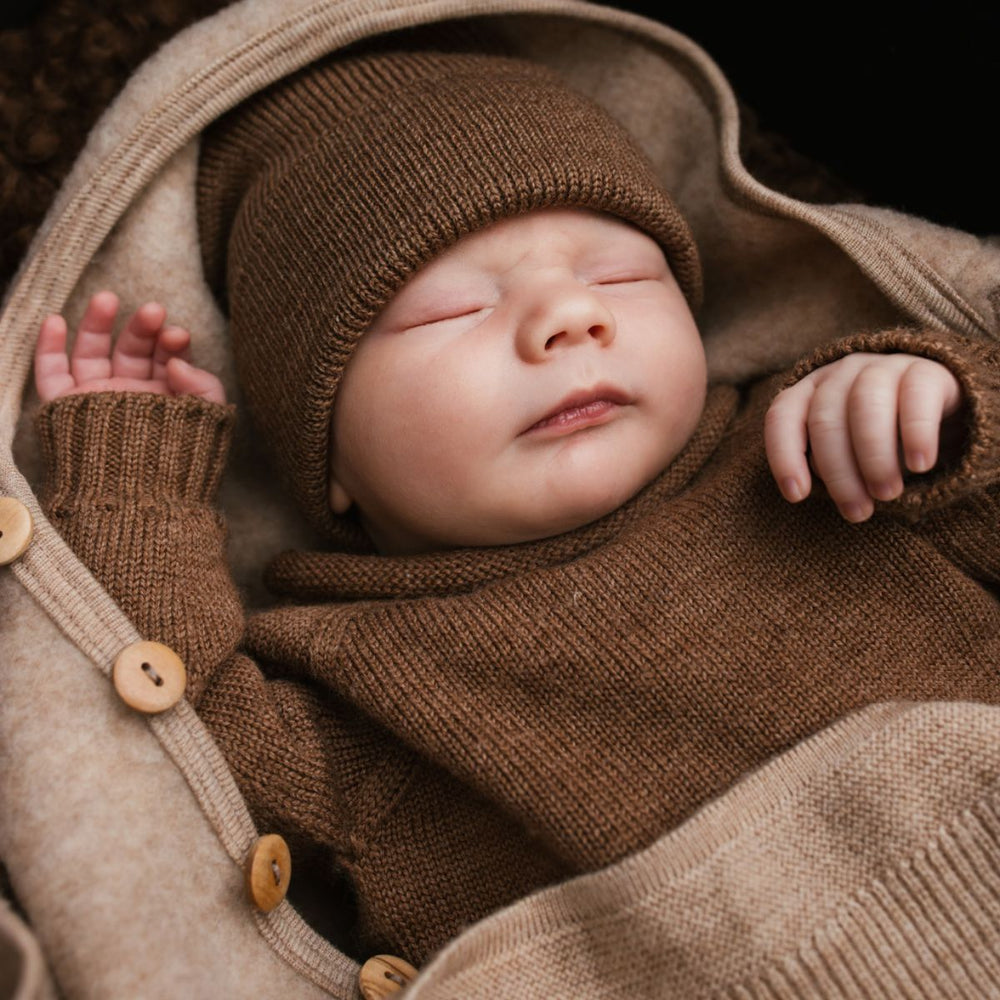 Onmisbaar in de kast van jouw pasgeboren baby: newborn muts fonzie in mocha van Hvid. Gemaakt van merinowol, heerlijk zacht en warm. Met een mooie pasvorm. In verschillende hippe kleuren. VanZus