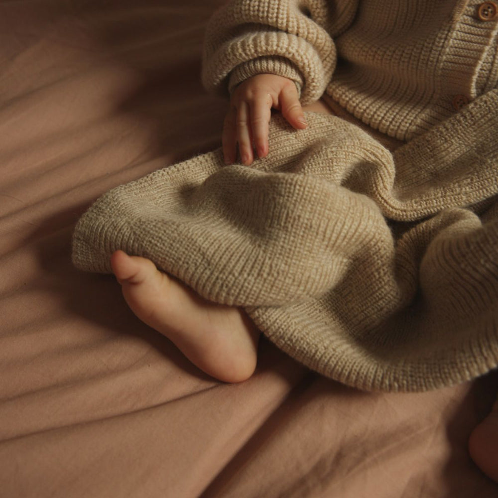 De stijlvolle herbie deken van Hvid, in ecru, biedt warmte en comfort voor je baby met zacht merino lamswol dat niet jeukt en antibacterieel is, ideaal voor gevoelige huid. In diverse kleuren. VanZus