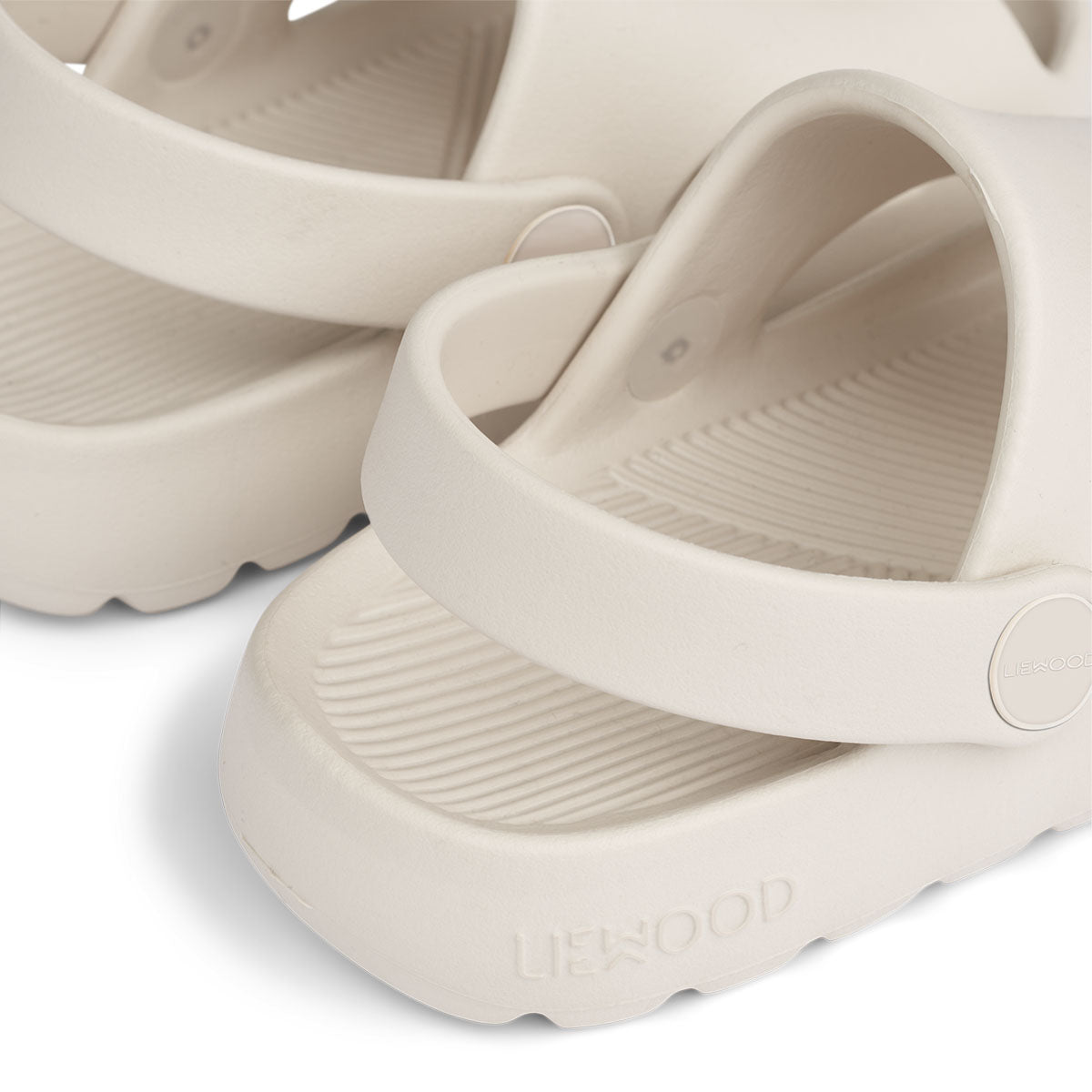 Ben je op zoek naar praktische én leuk uitziende sandalen? Dan zijn deze morris sandalen van Liewood in de kleur sandy ideaal! Deze sandalen zitten namelijk enorm comfortabel, dankzij het zachte en lichtgewicht materiaal, maar zien er ook stijlvol uit. VanZus