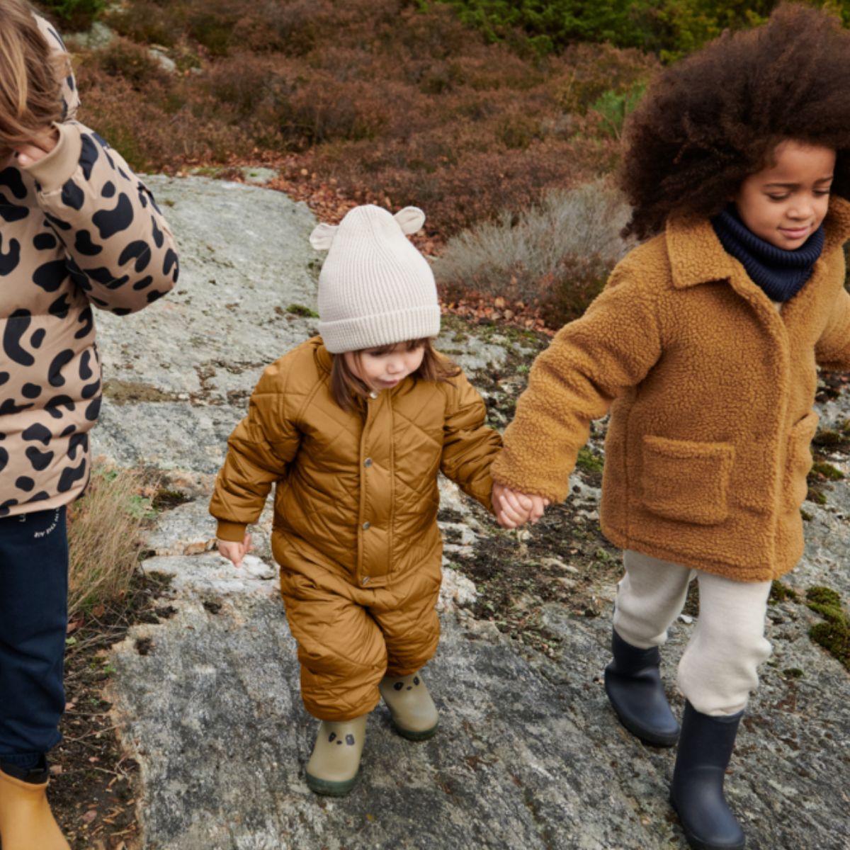 Maak kennis met te leuke gina beanie met oortjes in de kleur sandy van het toffe merk Liewood. Deze muts is de perfecte combinatie van stijl en functionaliteit voor de kleintjes! VanZus