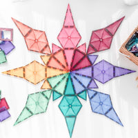 Deze Connetix pastel geometry pack 40 stuks bevat hexagons en triangels in acht prachtige pastelkleuren en daagt je kindje uit om het aspect van geometrie te ontdekken, zoals vormen, lijnen, hoeken en dimensies. Ook kan je kindje met deze set leren over kleuren en magnetisme. VanZus