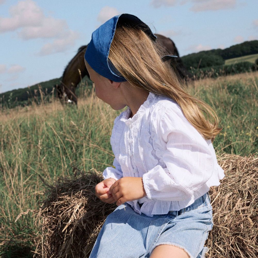 Hoe lief is dit hellia blousje in de kleur bright white van het merk Name It?! Dit schattige blousje is ideaal om romantische outfits mee te maken en zal je kindje ontzettend schattig staan! Het blousje heeft een witte kleur en heeft verschillende lieflijke details. VanZus
