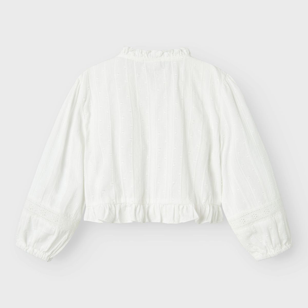 Hoe lief is dit hellia blousje in de kleur bright white van het merk Name It?! Dit schattige blousje is ideaal om romantische outfits mee te maken en zal je kindje ontzettend schattig staan! Het blousje heeft een witte kleur en heeft verschillende lieflijke details. VanZus