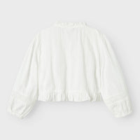 Hoe lief is dit hellia blousje in de kleur bright white van het merk Name It?! Dit schattige blousje is ideaal om romantische outfits mee te maken en zal je kindje ontzettend schattig staan! Het blousje heeft een witte kleur en heeft verschillende lieflijke details. VanZus