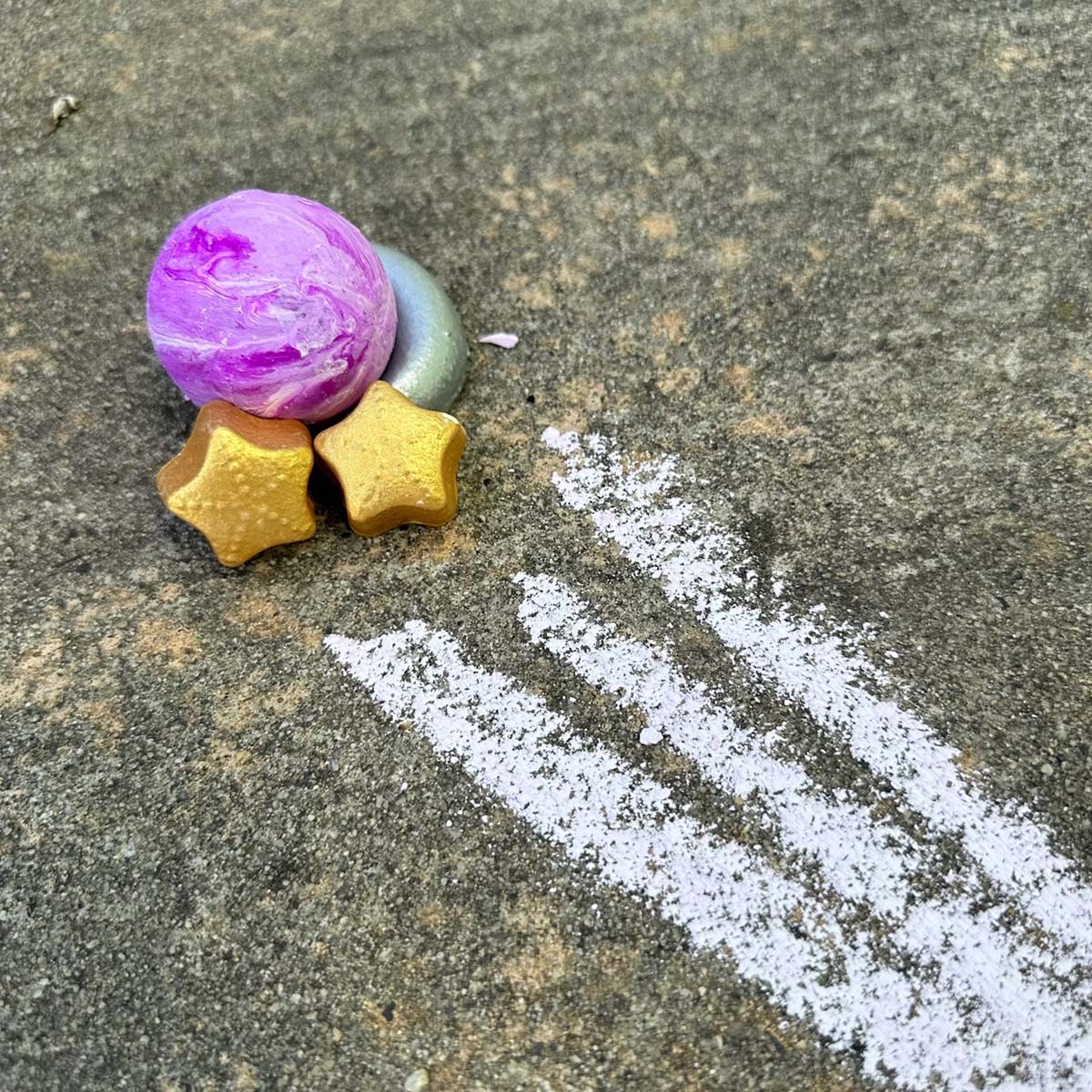 De leukste activiteit buiten: stoepkrijten met de set stoepkrijt mini galaxy van TWEE. In de kleur blauw, geïnspireerd door het heelal. Biologisch afbreekbaar, herbruikbaar en niet toxisch en plasticvrij. VanZus