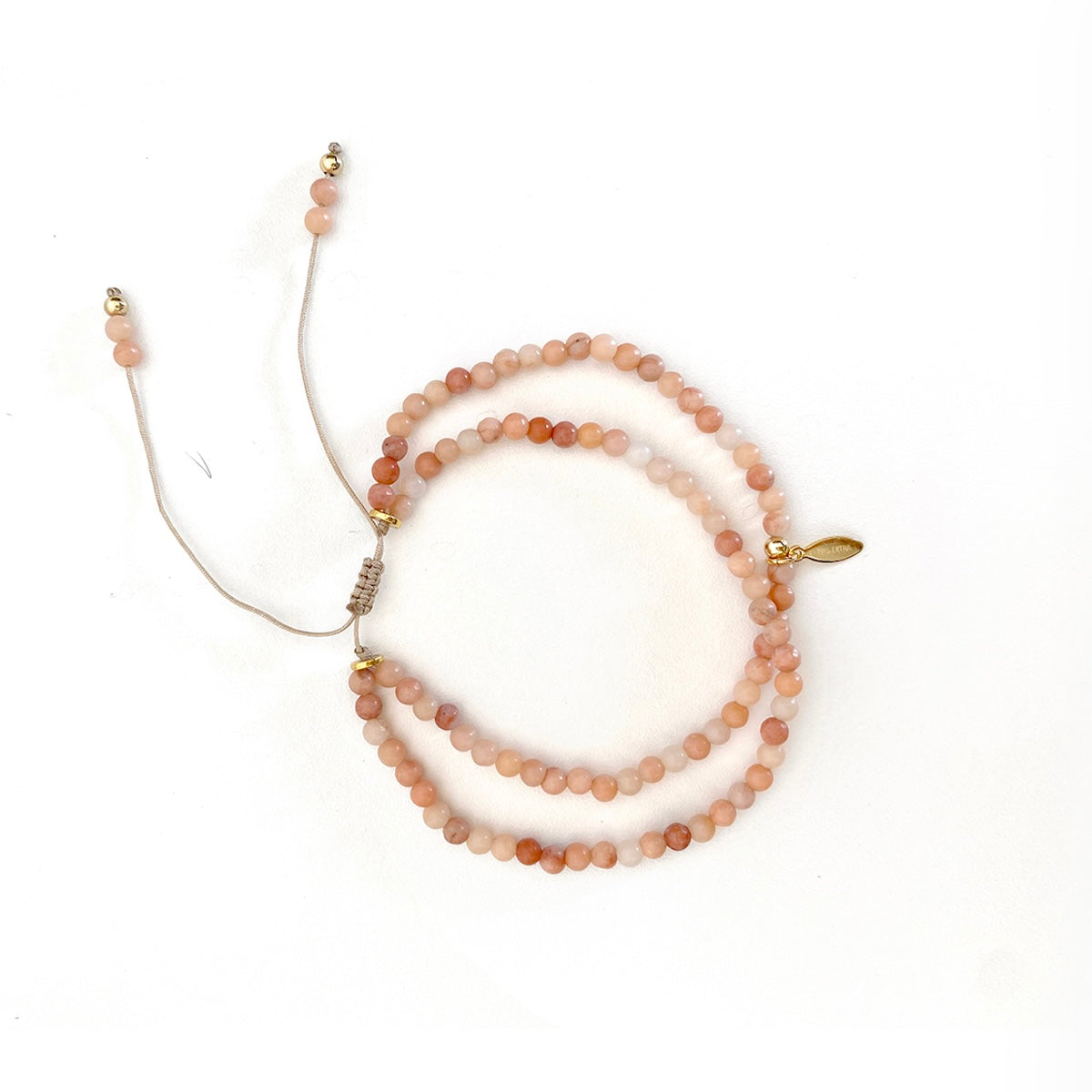 Hoe lief is dit? De me and mom armbanden set in de variant red jasper kan je deze met je kleintje! In deze lieve set zitten twee armbandjes. Met 24-karaats vergulde koperen onderdelen zijn het unieke armbanden, een symbool van jullie onvoorwaardelijke liefde en bijzondere band. VanZus