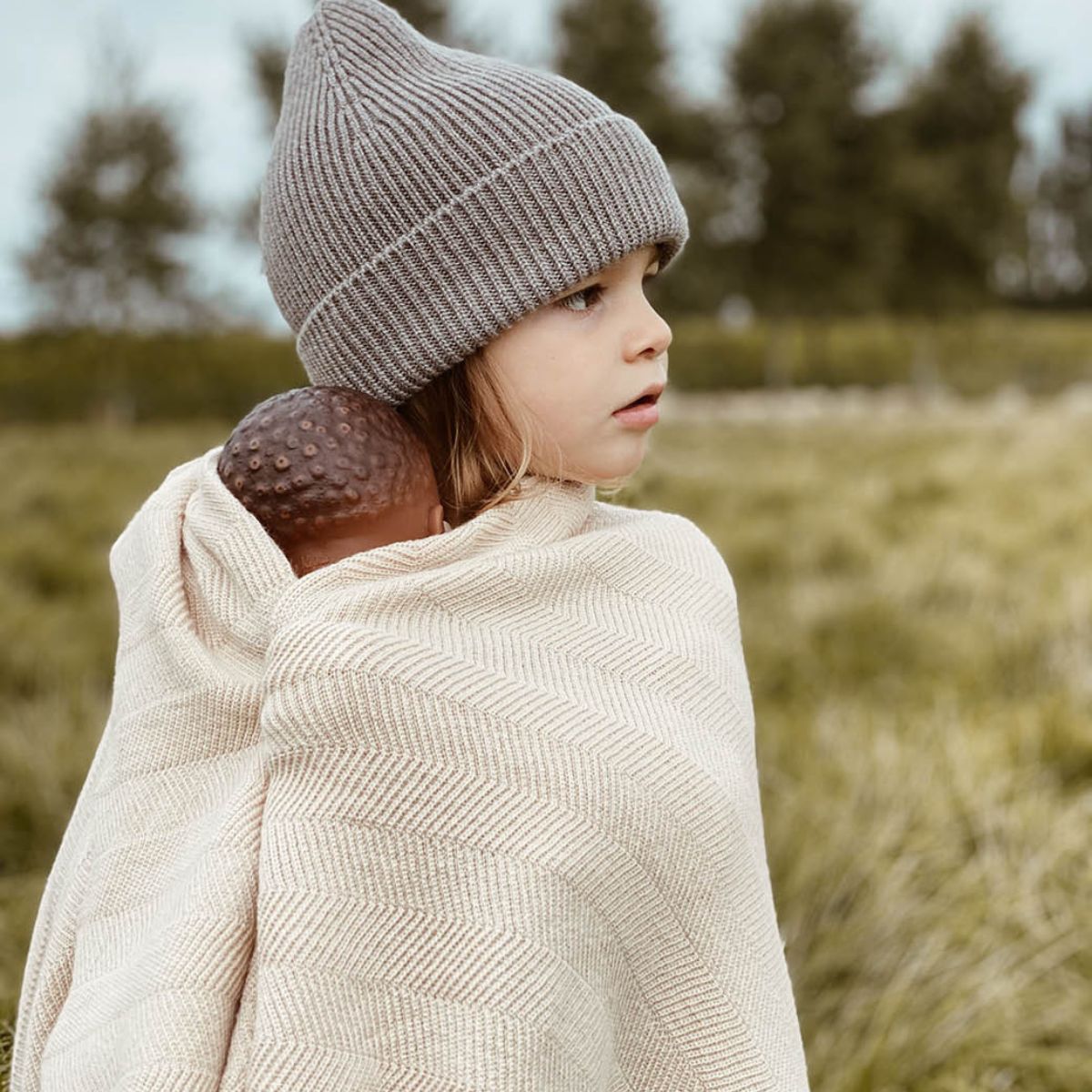 Deken freddie van Hvid, in oat, biedt warmte en comfort voor je baby met zacht merino lamswol. Ribgebreid, zacht, zwaar en warm. Met mooi stijlvol patroon. In diverse kleuren. VanZus