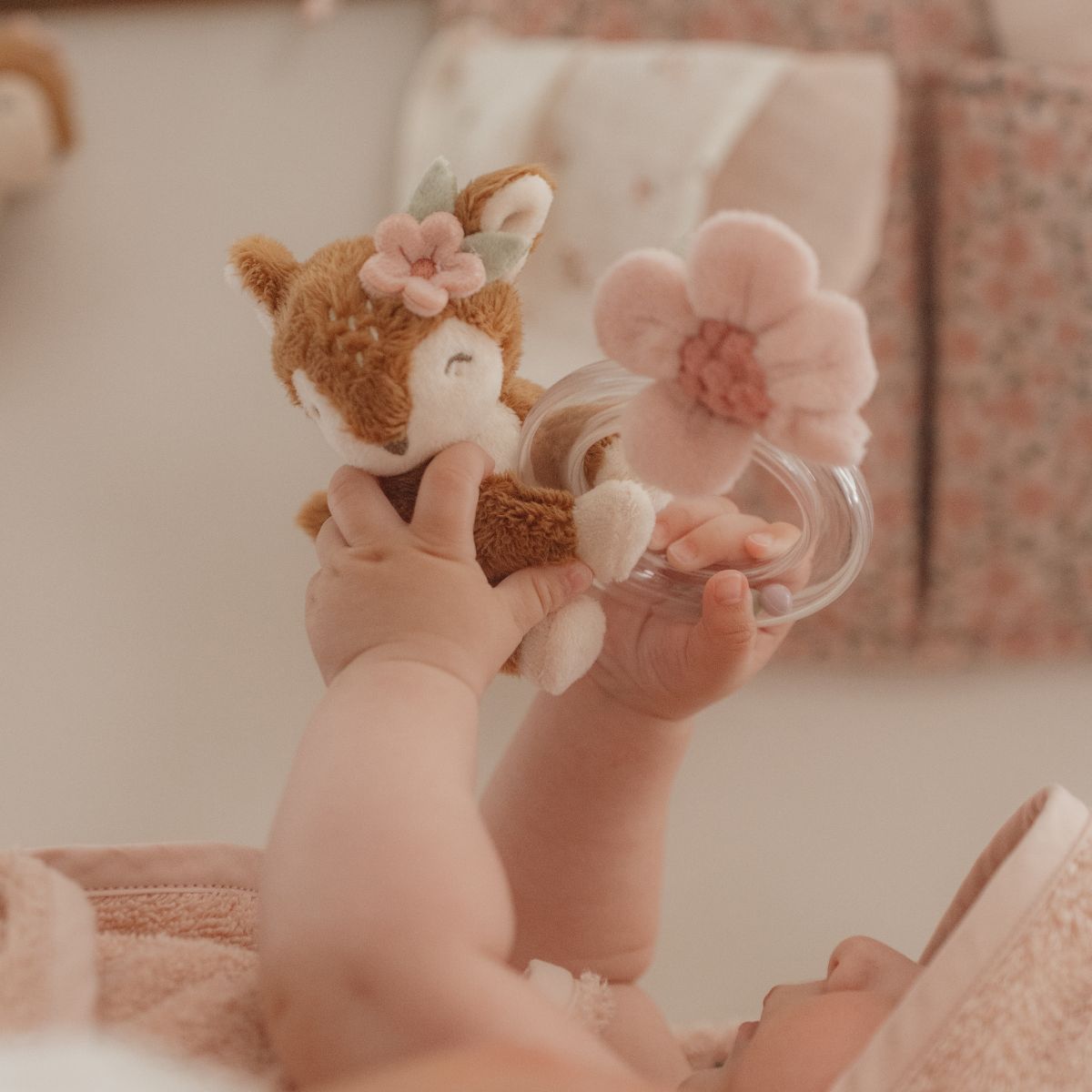 Spelen en ontdekken met de Little Dutch ringrammelaar hert uit het fairy garden-thema. Zacht rammelgeluid en veilige materialen stimuleren de zintuigen. Perfect cadeau voor baby's. VanZus