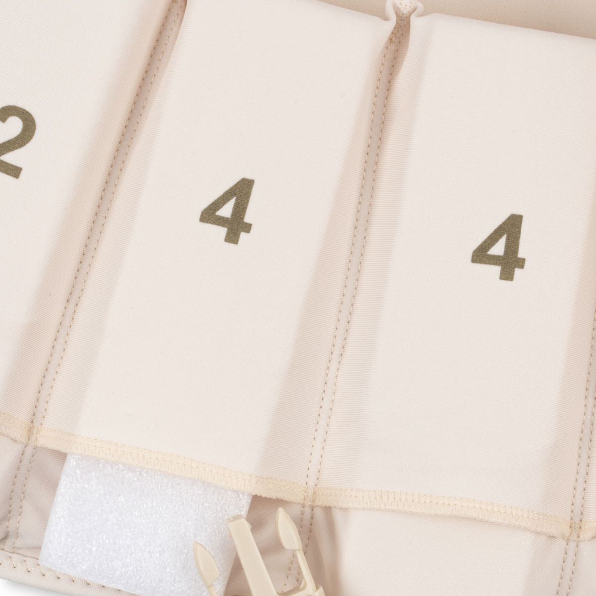 Het Konges Slojd avery zwemvest in de kleur fleur anglaise is een onmisbaar accessoire voor jouw kleine waterliefhebber. Dit zwemvestje biedt optimale veiligheid en ondersteuning tijdens het zwemmen, dankzij de hoogwaardige neopreen materialen. VanZus